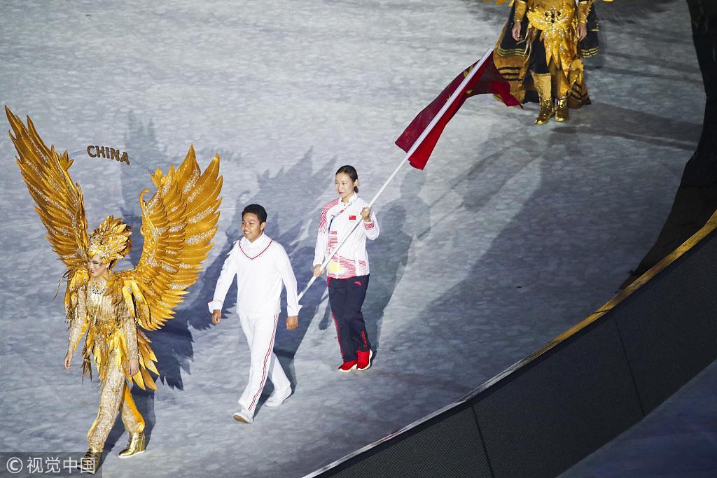 中国代表团旗手郭丹入场。