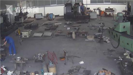 男子开玩笑拿吹尘枪喷实习生肛门 致其肠破裂 男子开玩笑拿吹尘枪喷实习生肛门 致其肠破裂