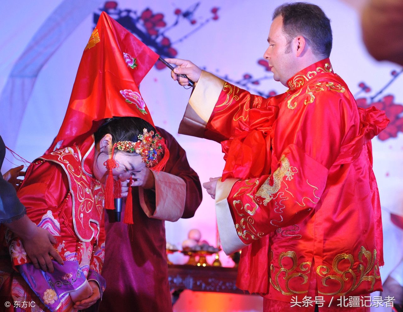 洋女婿中式婚礼娶妻16个幸福瞬间,吻脚尖塞红