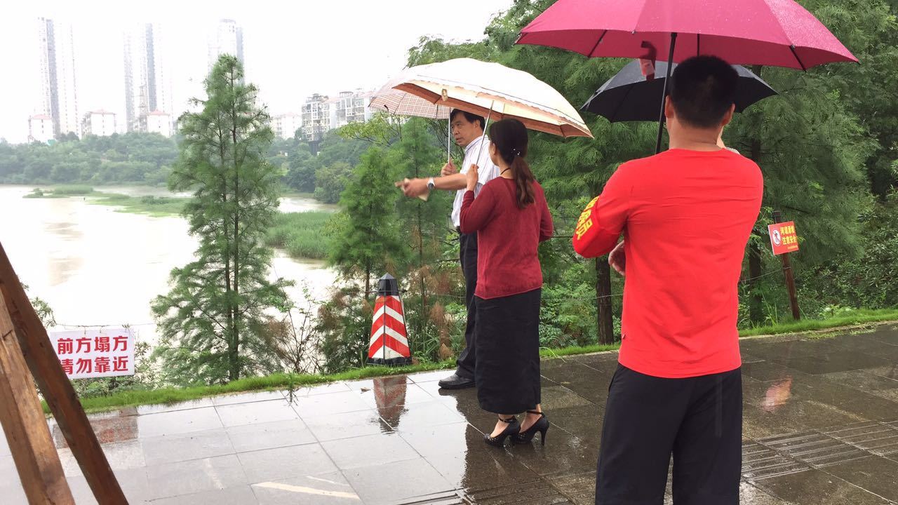 谢万春冒雨检查指导孙水公园防汛抢险和创文管卫工作