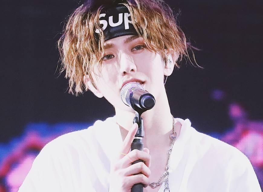 蔡徐坤裤子太宽往下掉,舞台上提裤11次,粉丝