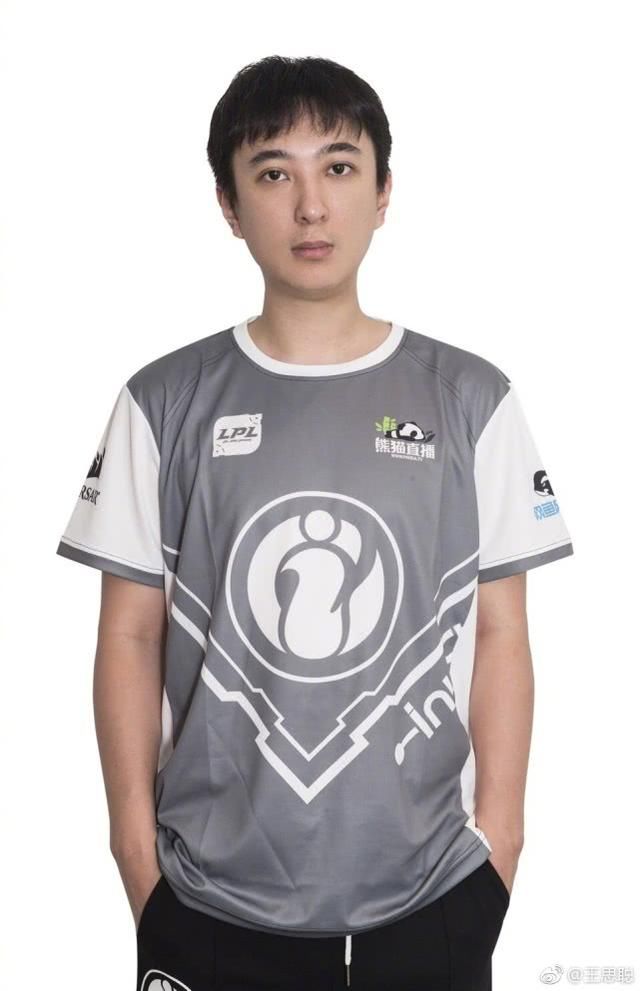 王思聪穿上IG队服,正式成为LOL职业选手,19号