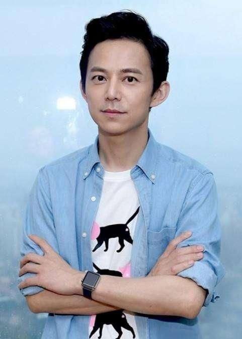 何炅晒自拍信息量好大