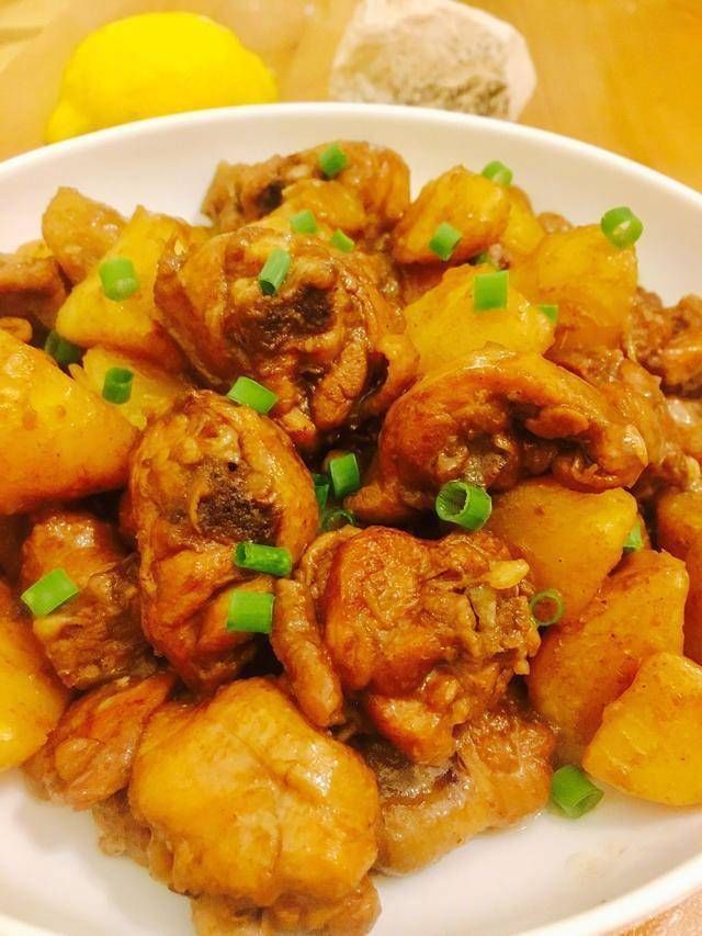家庭版的土豆炖鸡块,就是这么简单,超级美味,赶