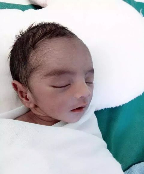 才出生没几天的小男孩,因五官长得太帅,迅速蹿