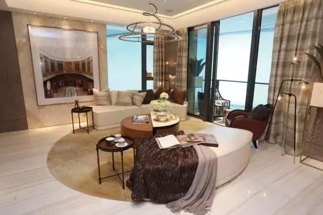 香港一车位卖到600万港元!网友:贫穷限制了我