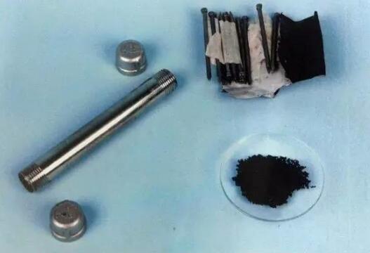 英警方在校园查获数千件武器：熊孩子带武士刀上学