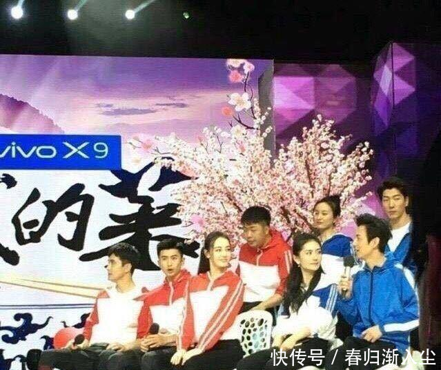 明星坐姿迪丽热巴乖巧,能做到杨幂这样说明你