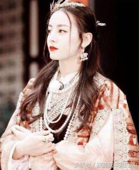 迪丽热巴和杨颖穿民族服装,同样是美人,气质却
