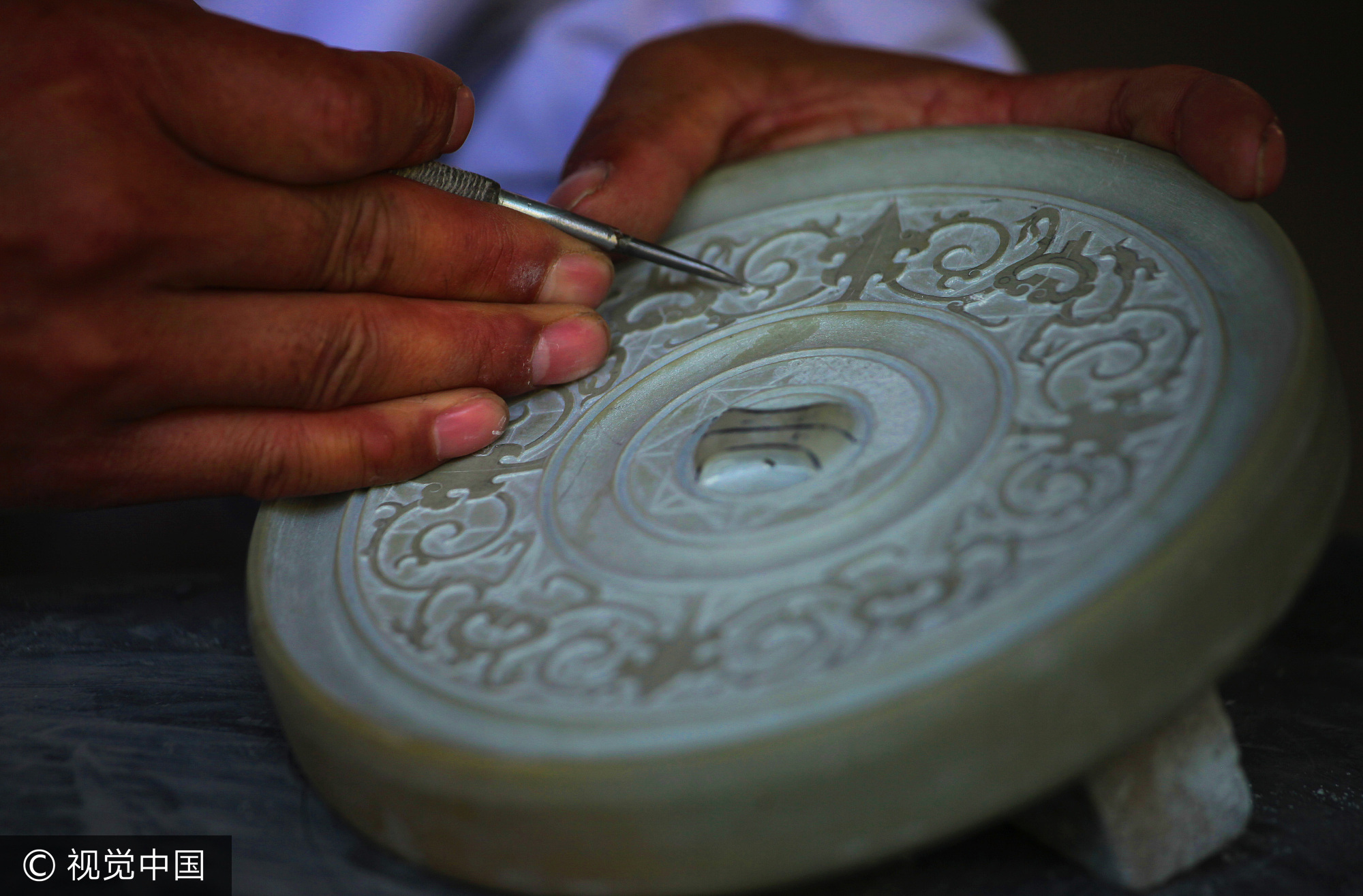 一块块洮砚石料冒着生命危险搬回家，等待买主上门来收购。好在近年来洮砚石的毛料价格尚好，每公斤洮砚石毛料可以卖20—30元。