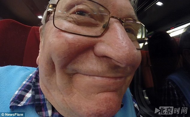 英国老人用错GoPro全程拍脸 搞笑走红成网络红人