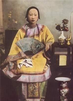 历史上真实的还珠格格照片曝光,网友却说很诡异