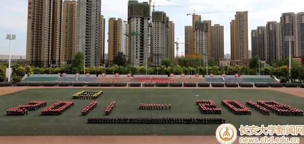 人民日报:男教官独舞惊艳全场,700名新生齐跳