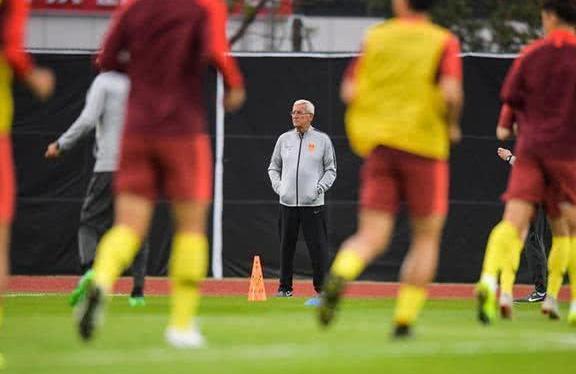 中国队踢球聪明,中超很强?印度前锋怒赞国足!