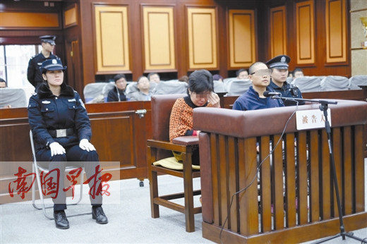 庭审现场,李某和蔡某坐在被告席上记者 彭宁莉摄