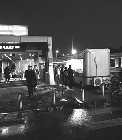 西土城地铁口售卖车堵了道 刘家窑地铁站外没灯摸黑走 西土城地铁口售卖车堵了道 刘家窑地铁站外没灯摸黑走