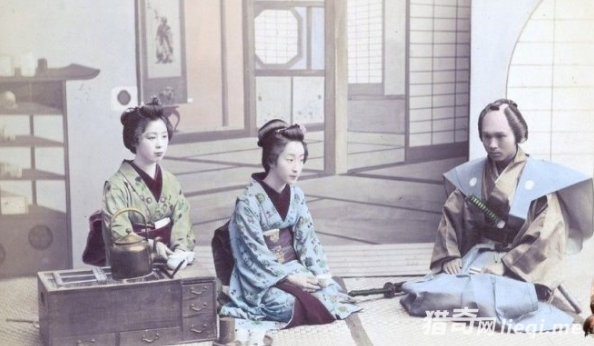 在东京等关东地区称为“芸者（げいしゃ，Geisha）”，见习阶段称“半玉”；在京都、大阪等关西地区则称为“芸妓（或写做“芸子”，皆读做げいこ，Geiko）”，见习阶段称“舞妓（或写做“舞子”，皆读做まいこ，Maiko）”。而在明治时期以后，“芸妓（げいぎ，Geigi）”这种读法越来越普遍，成为现代标准日语读法。