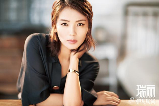 刘涛曝光性感封面大片 深V诱惑优雅迷人