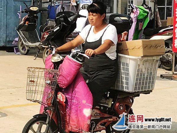 连云港一女快递员三伏天下挺大肚送快递
