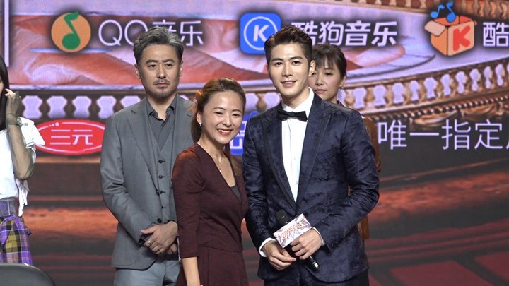 陈学冬开启“宠粉模式” 现场为迷妹编辫子 陈学冬开启“宠粉模式” 现场为迷妹编辫子