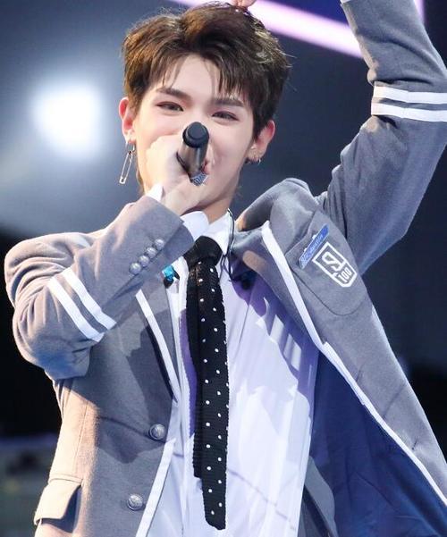 坤:我高中毕业了,范丞丞:我高中毕业了,Justin:那