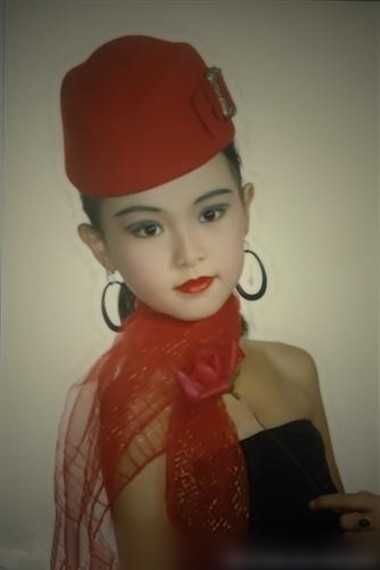 看到赵丽颖晒出的童年照,网友纷纷留言:"小时候谁没被大人用口红点过