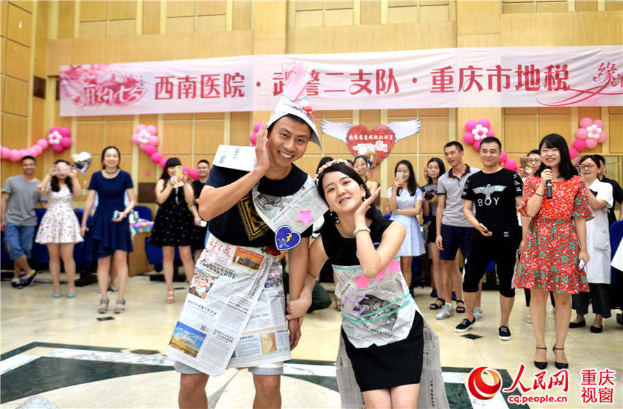 来自基层一线的20名单身警官、士官长和52名地税、医院男女欢聚西南医院礼堂，共寻良缘。