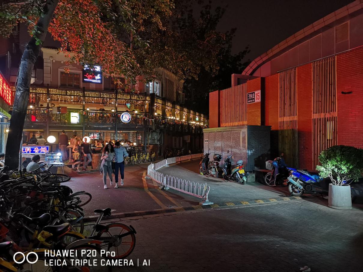 华为P20 Pro镜头下的三里屯夜景:定格瞬间美丽