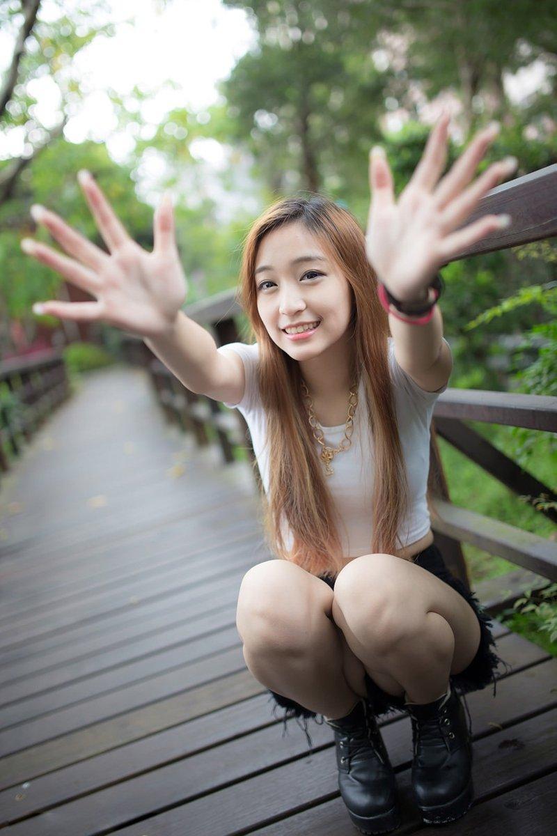 白衣短裤美女笑颜迷人