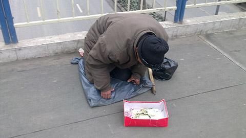 吃完面条,乞丐就看了老王几眼,看他还在忙就没吭声就离开了.老王