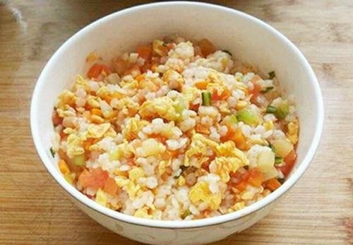 4岁孩子哭得声嘶力竭,妈妈在一旁不说话,爸爸