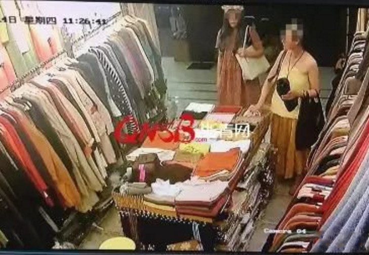 9月14日，浙江杭州四季青服装市场店铺潘老板像往常一样清点衣服时，发现少了一件女装。潘老板打开店内的监控，发现有一对母女形迹可疑，马上报警。采荷派出所警察根据监控，找到了这对仍在逛街的母女。在警察的要求下，女儿打开了黑色挎包，里面有两件女装，经潘老板确认，其中一件正是他店内丢失的女装。