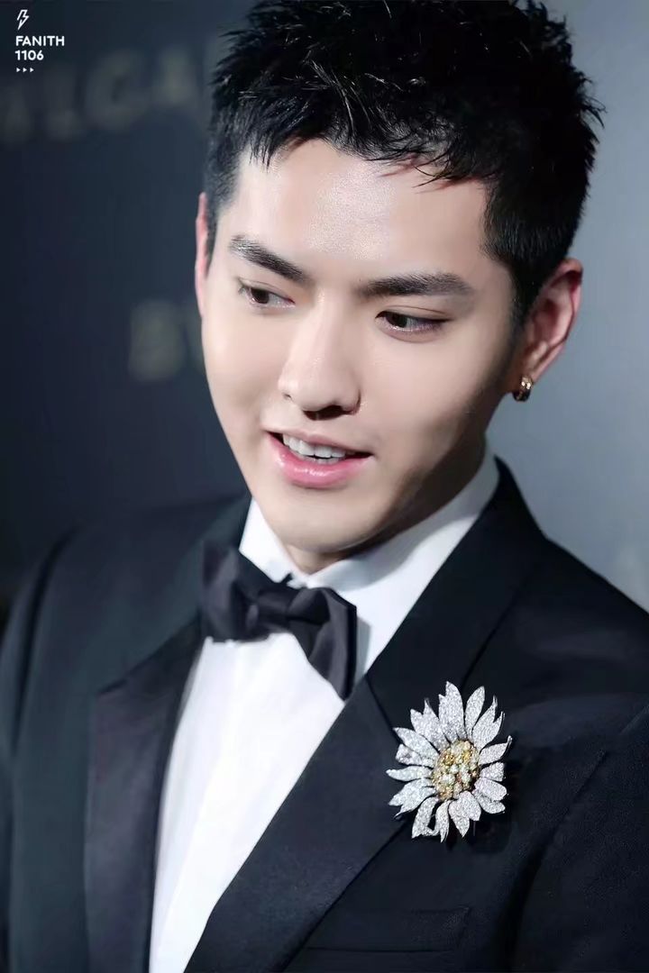 [吴亦凡][分享]170614 那年今日:吴代言大玩嘴唇游戏 优雅不凡气场