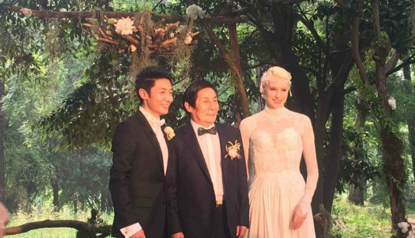 撒贝宁与李白婚礼现场 新人拥吻场面感人