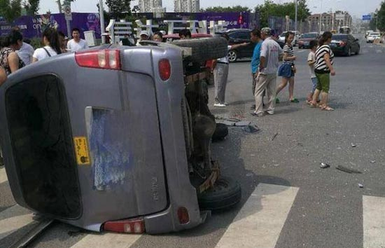 沈阳浑南区一小蹦蹦车闯红灯 微面