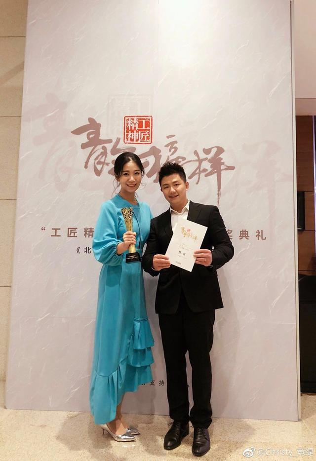 陈一冰与何雯娜分手后,娶了自己的女翻译,老婆