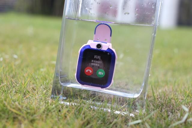 小天才电话手表新品Z5 能视频的电话手表有何