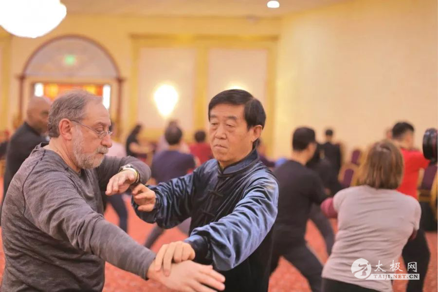 太极拳邱慧芳老师向太极爱好者传授太极拳八法五步学员现场练习太极拳