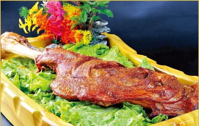 3个老外特地吃东北菜,点15斤烤羊腿狼吞虎咽,一句话老板想送客