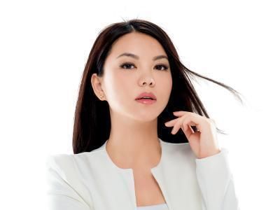 湖南台著名主持,闪婚富豪又离婚,再嫁导演却只