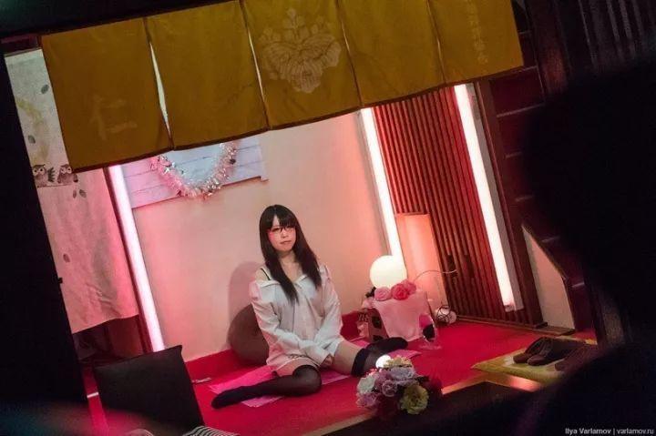 “恋爱”结束之后，姑娘会给你一根棒棒糖。拿着棒棒糖走在街上，就知道你已经“爱”过了，坐在门口的大婶也就不会再招呼你进店了。