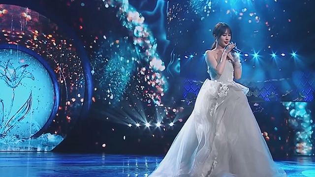 仙气十足!李菲儿柔情演绎《眼泪成诗》 仙气十足!李菲儿柔情演绎《眼泪成诗》