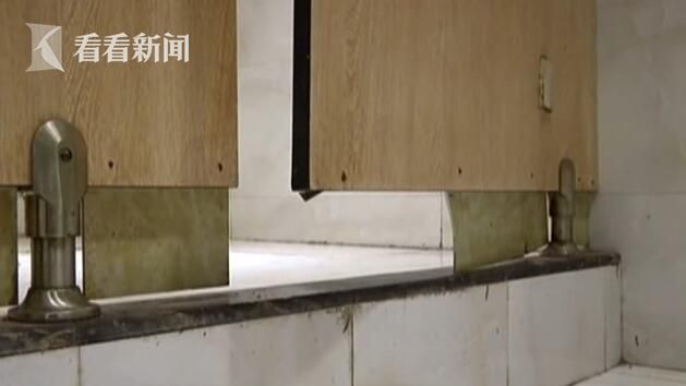 变态男偷窥网吧女店员换衣服 还淡定玩游戏 变态男偷窥网吧女店员换衣服 还淡定玩游戏