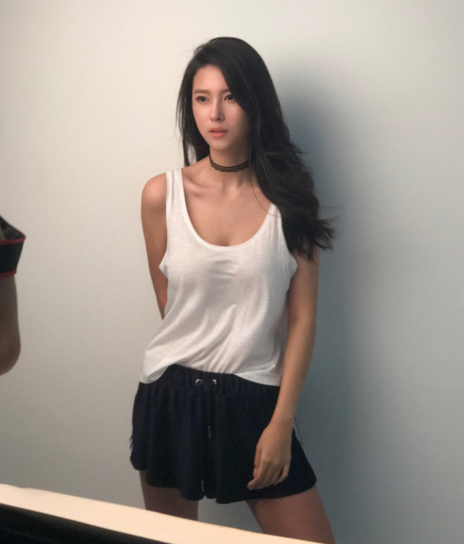 钟鹿纯晒苗条身材 网友:减肥为当首钢太太团老大?