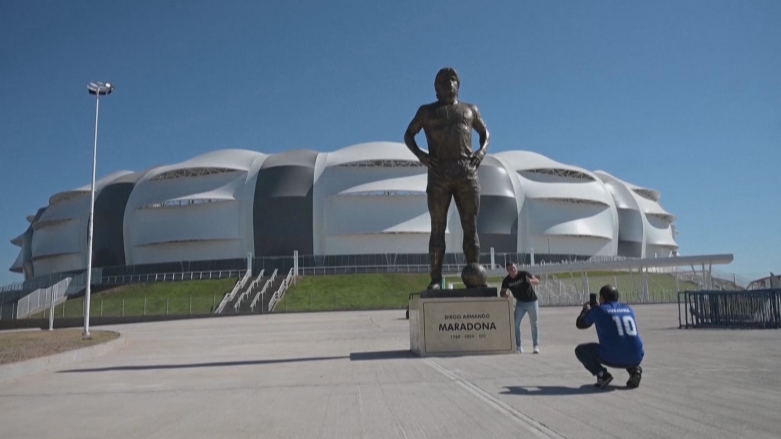 马拉多纳雕像 亮相阿根廷世预赛球场外