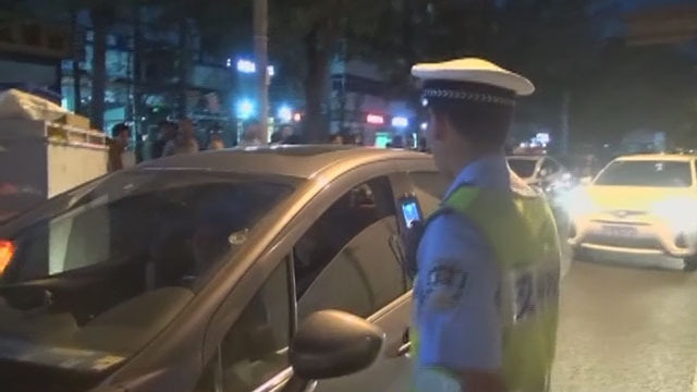 《首都经济报道》20180612交警集中开展夜查行动