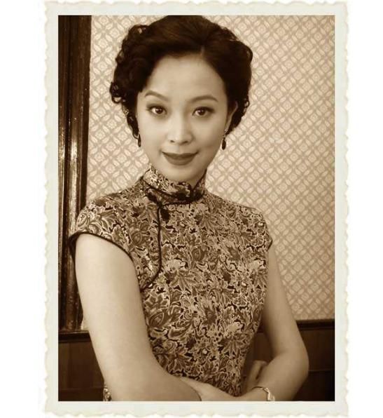 一直都很独立自主,因为和母亲一样热爱演戏,1993年,还在读大一的苏岩