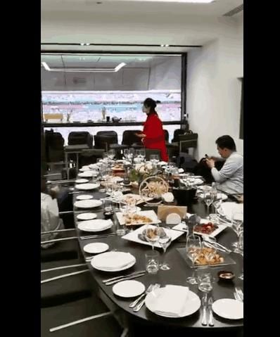 曝中国足球官员与米卢在世界杯豪华包厢大吃大