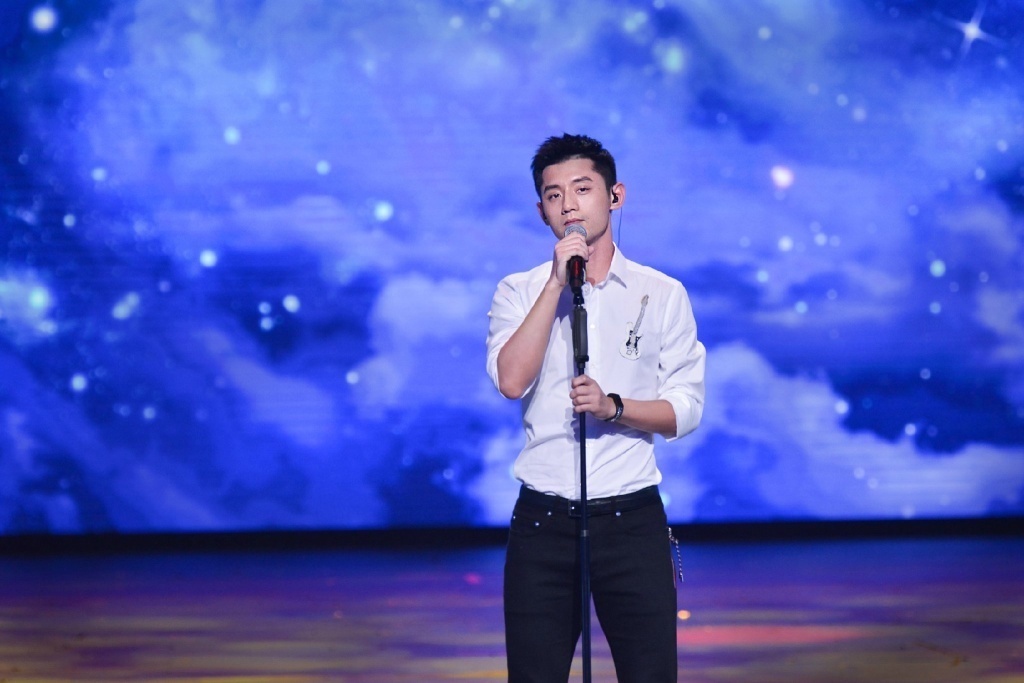 张继科着纯白衬衫深情唱情歌