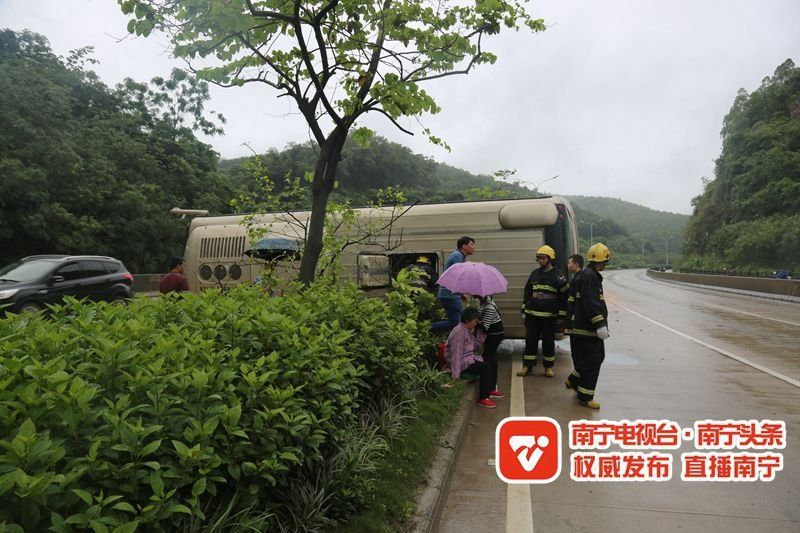 惨烈!广西一小车和大货车凌晨发生追尾,小车内